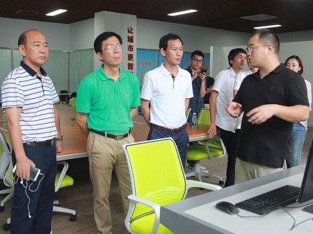 市工商聯領導參觀崖城辦公室